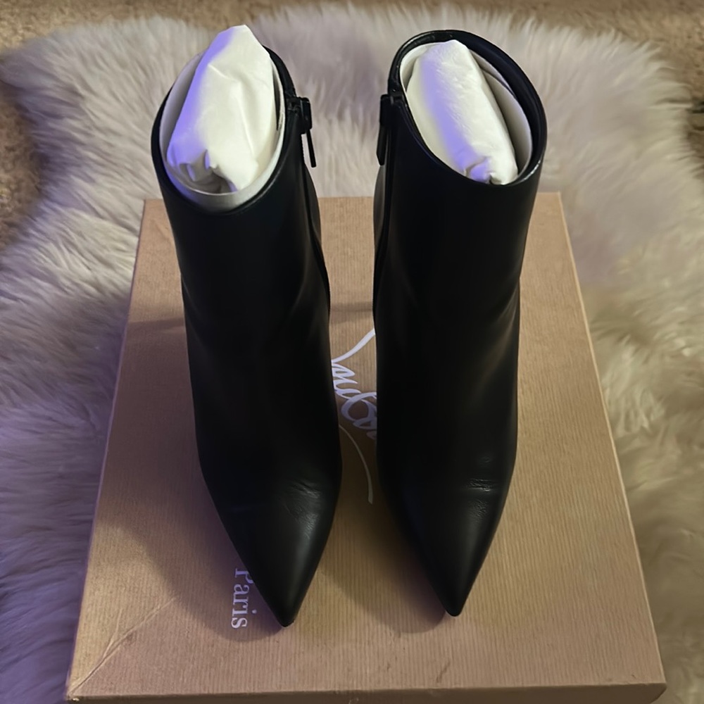 - Christian Louboutin So Kate Booty 100